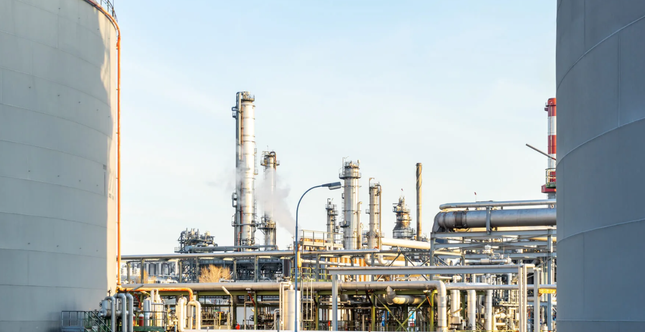 Генштаб ВСУ и российские власти заявили об атаке на крупнейший НПЗ на юге РФ