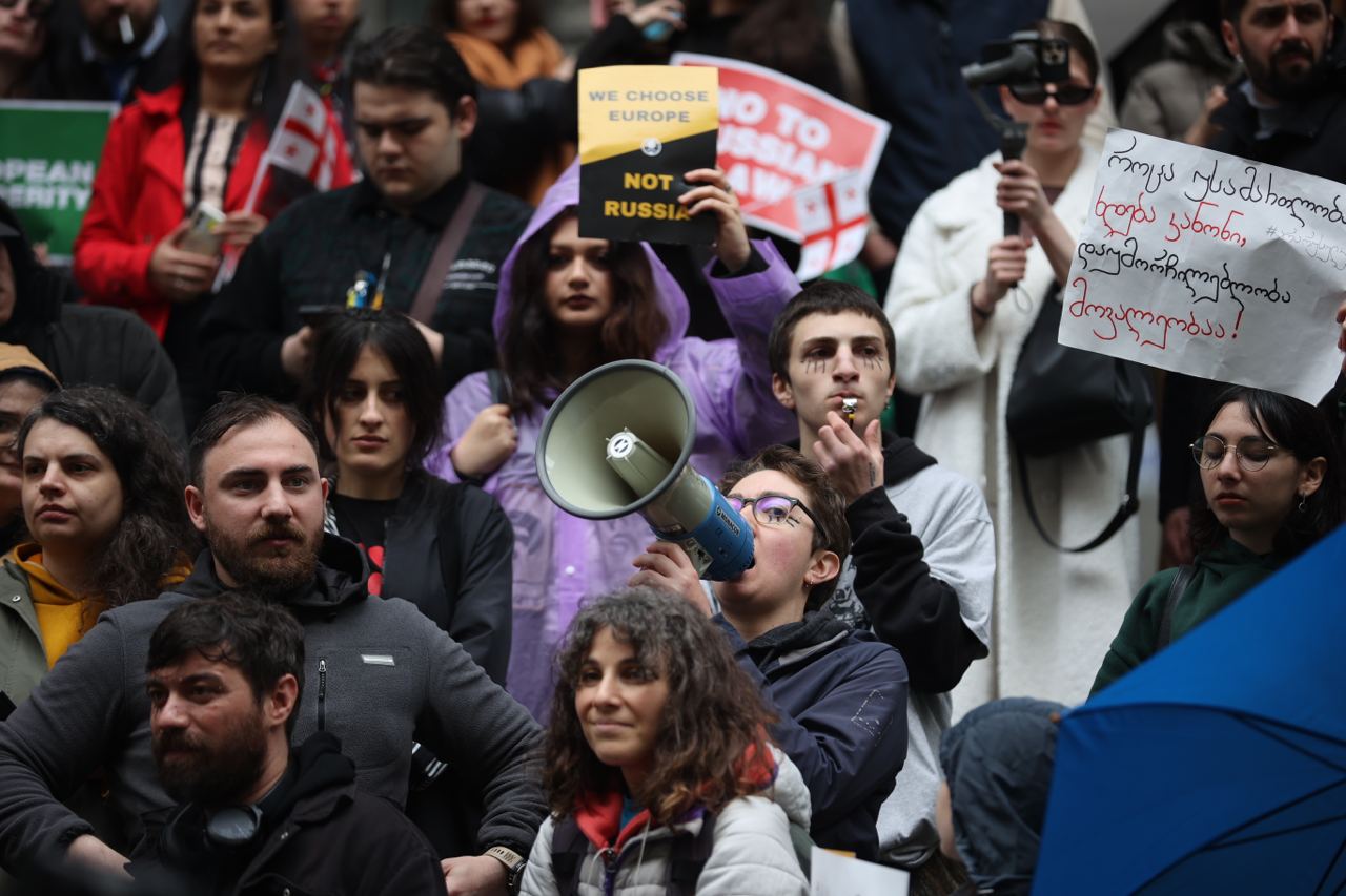 В Грузии начались протесты из-за законопроекта об "иноагентах"