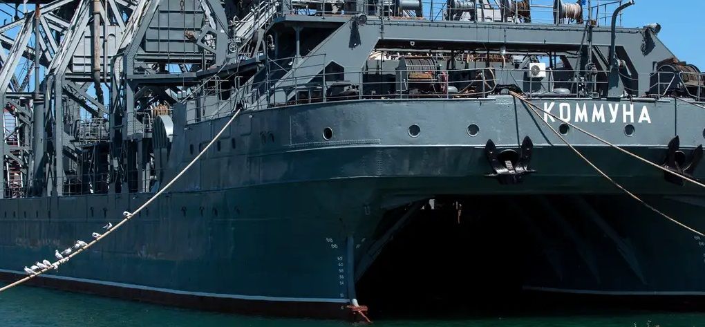 ВСУ нанесли удар по российскому кораблю "Коммуна" в Севастополе