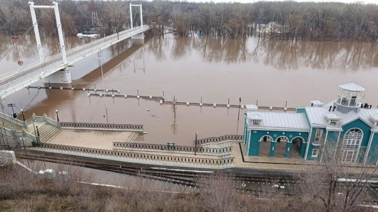В реке Урал у Оренбурга вода превысила опасную отметку, власти призвали жителей к оперативной эвакуации