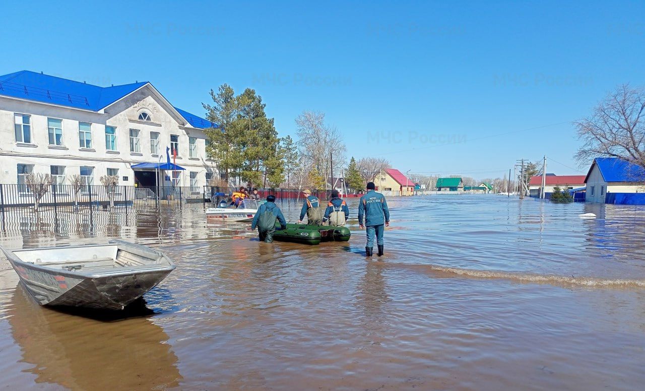 В МЧС России называют ситуацию в Орске критической, власти Оренбурга снова призывают население эвакуироваться
