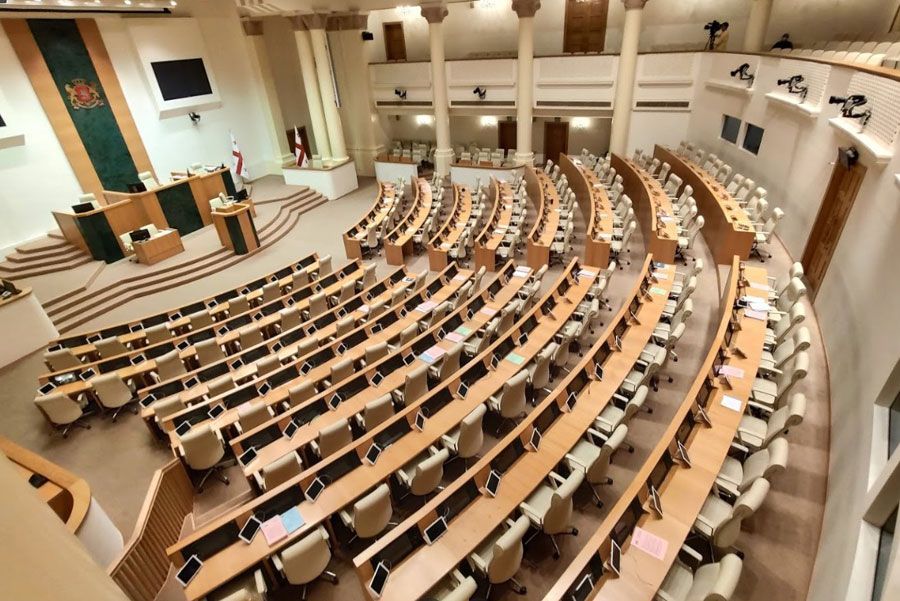 Парламент Грузии принял новую версию закона об "иноагентах" и вернул в Уголовный кодекс статью об измене родине