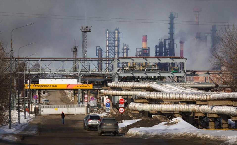 Один из крупнейших российских НПЗ остановил работу после атаки украинских дронов - Reuters