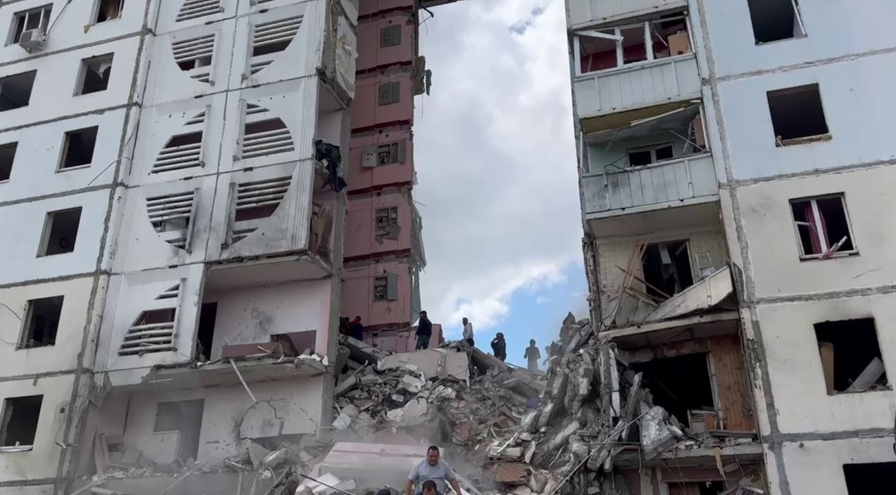 В Белгороде в результате ракетного удара полностью обрушился подъезд многоэтажного дома - власти