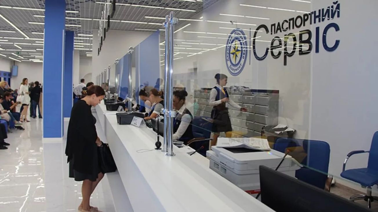 Паспортный сервис возобновил выдачу документов за границей гражданам Украины