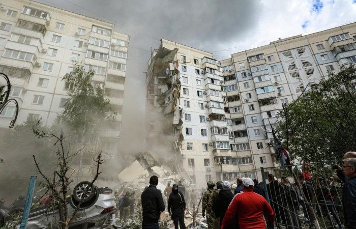 В Белгороде спасатели извлекли 15 тел из-под завалов разрушенного многоэтажного дома