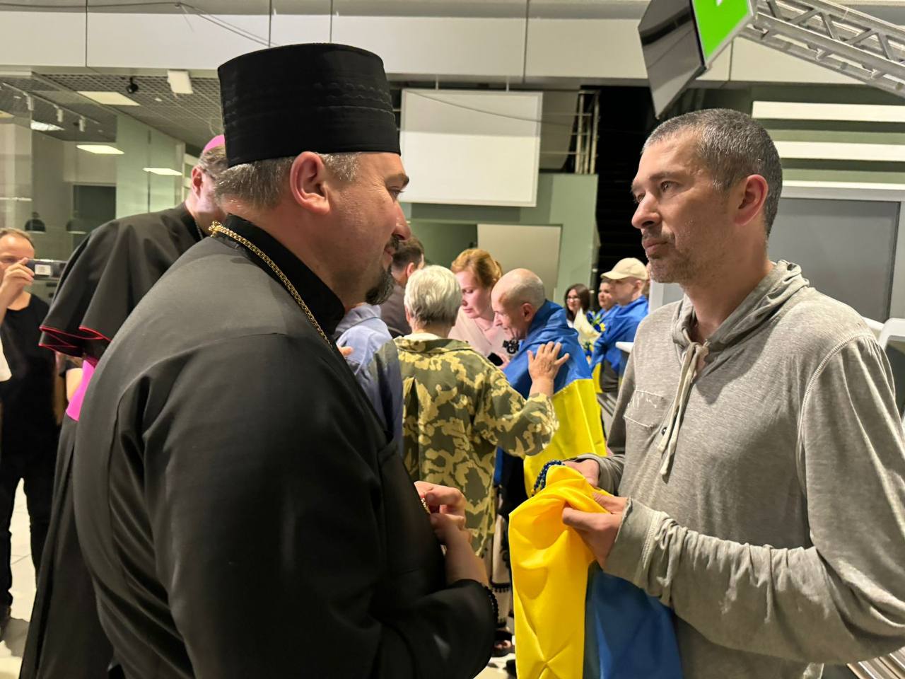 Украина вернула 10 человек, которые были в плену в России и в заключении в Беларуси