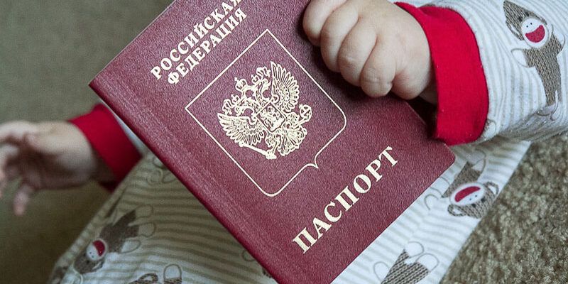 В РФ полностью остановили усыновление российских детей за рубеж