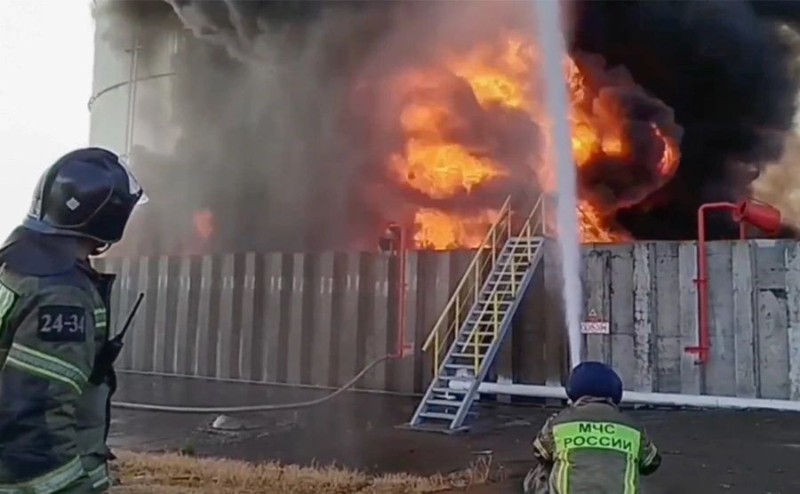 На нефтебазе в Ростовской области после атаки дронов более суток не могут потушить пожар