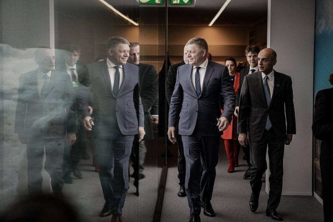 Глава европейской дипломатии призвала европейских лидеров не ехать в Москву 9 мая. Премьер Словакии ответил