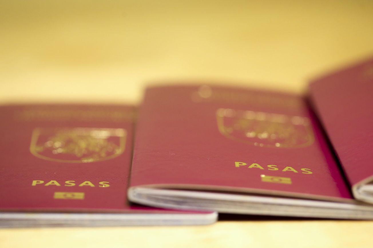 Литва начала лишать своего гражданства людей с  российскими паспортами