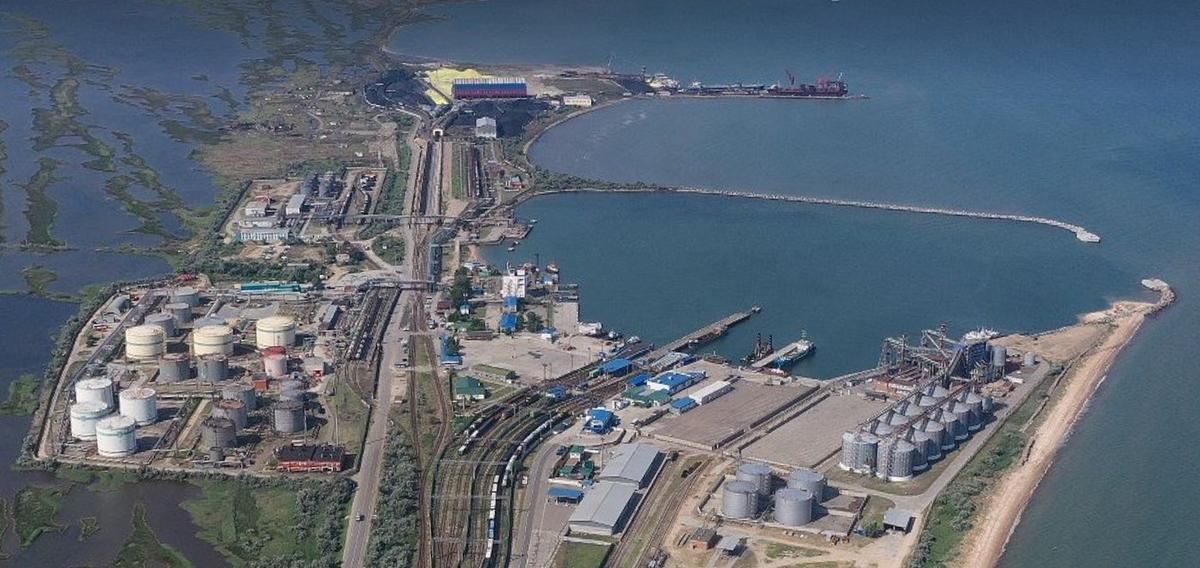 Российские власти заявили об ударе ВСУ по парому с топливом в порту "Кавказ"