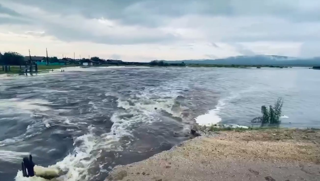 В Бурятии прорвало крупную дамбу, власти ввели режим ЧС