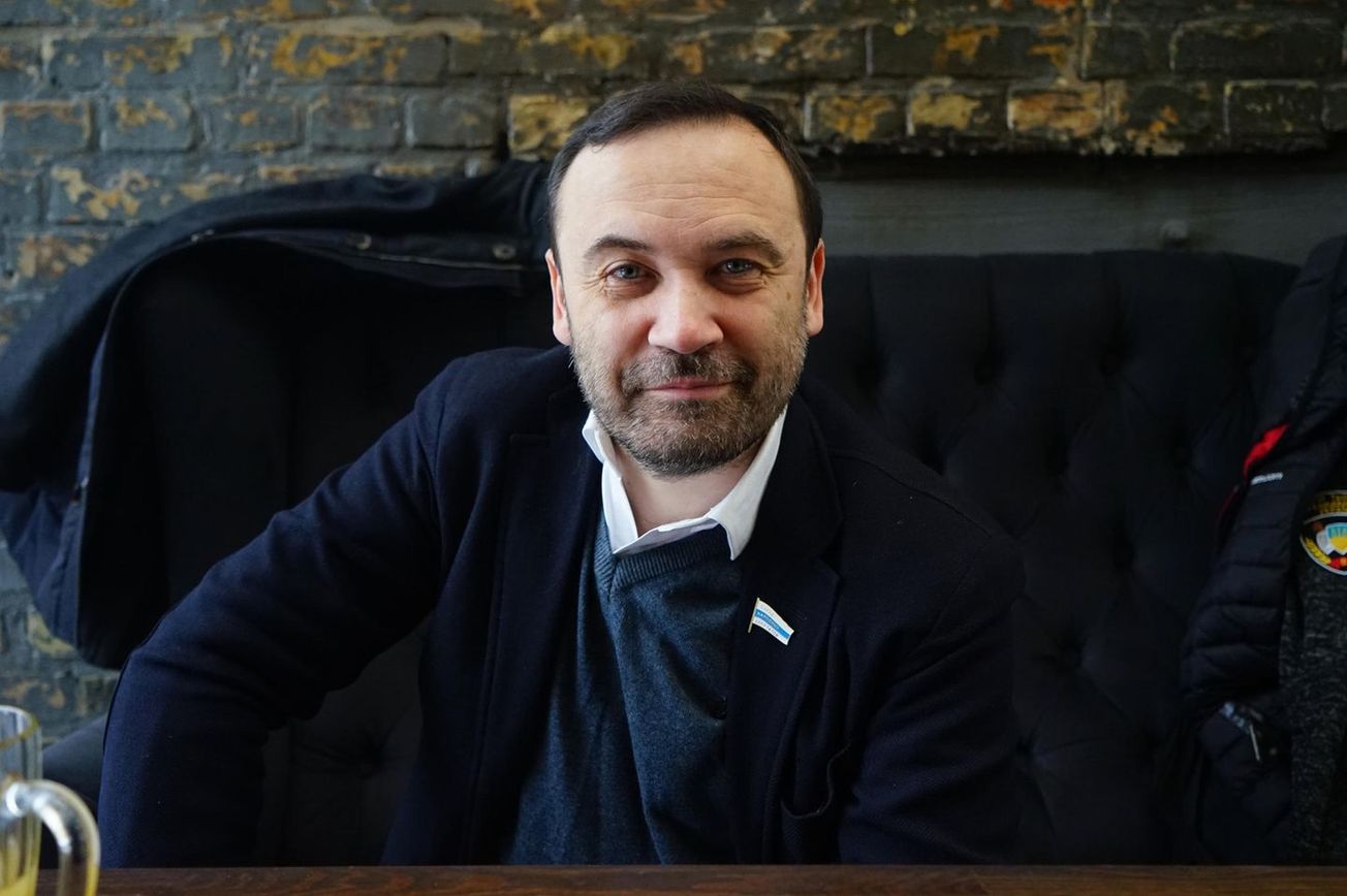 Обломки беспилотника повредили дом российского оппозиционера Ильи Пономарева в Киевской области