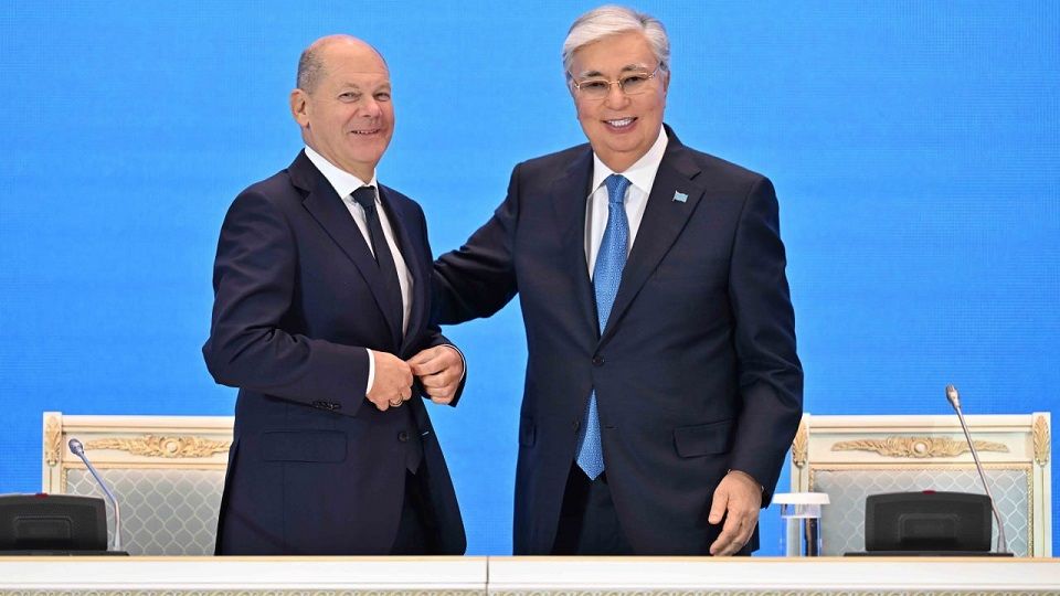 Президент Казахстана на встрече с Шольцем назвал Россию "непобедимой"