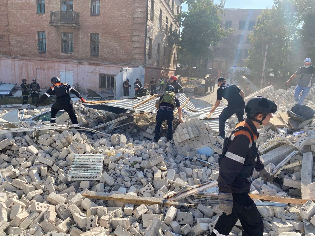 Минимум 3 человека погибли в результате ракетного удара РФ по управлению Нацполиции в Кривом Роге