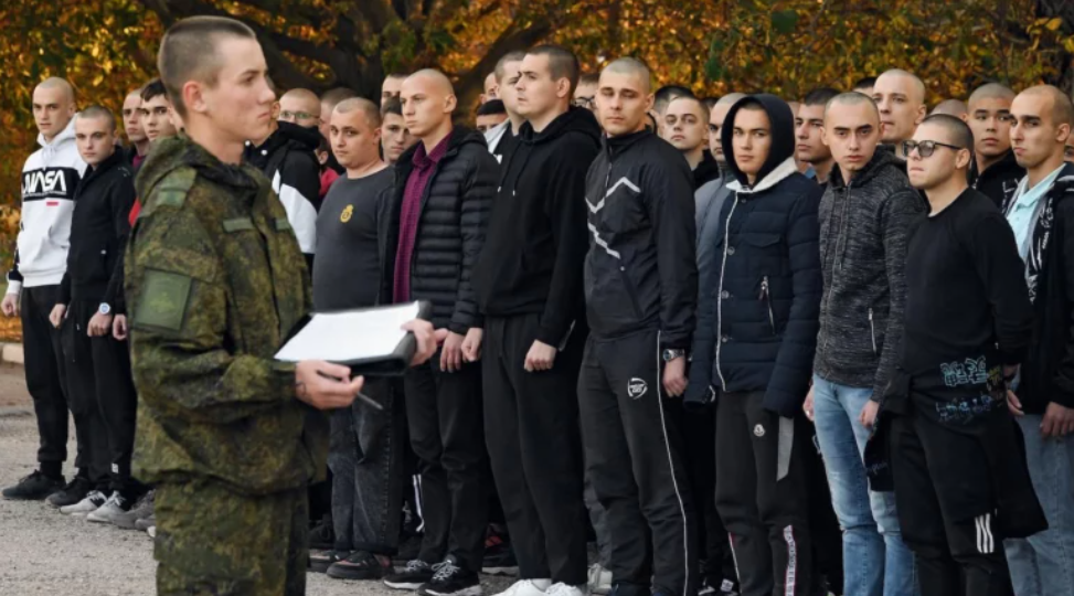 В России призывать в армию этой осенью будут по бумажным повесткам, электронные введут с 2025 года