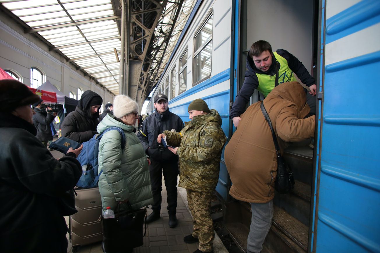 Страны ЕС продлевают временную защиту для украинских беженцев до 2027 года