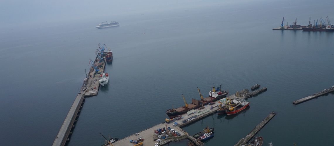 Пропавших моряков с перевернувшегося на Сахалине российского судна пока не нашли