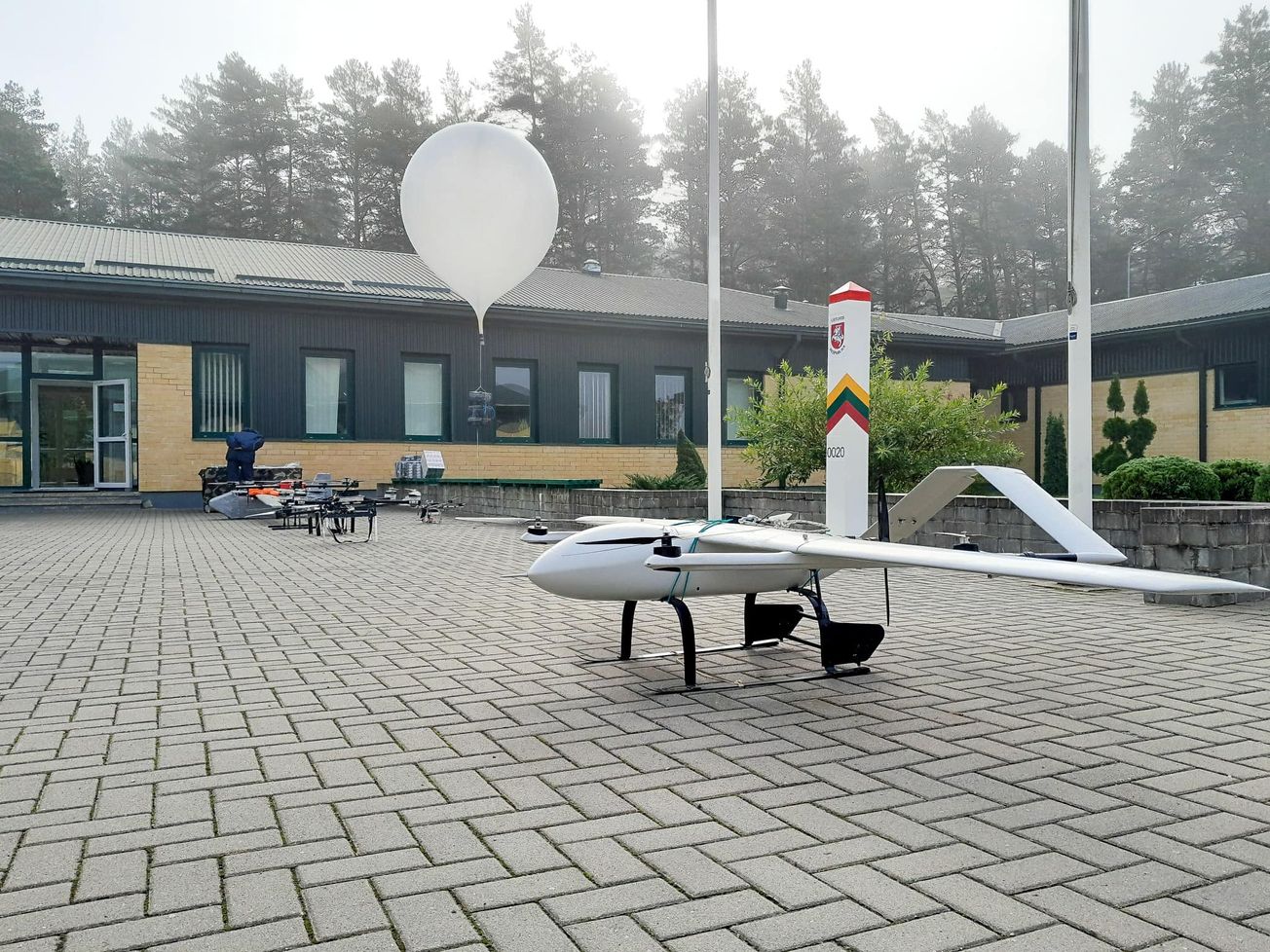 В Литве разрешили сбивать из огнестрельного оружия воздушные шары и дроны с контрабандой