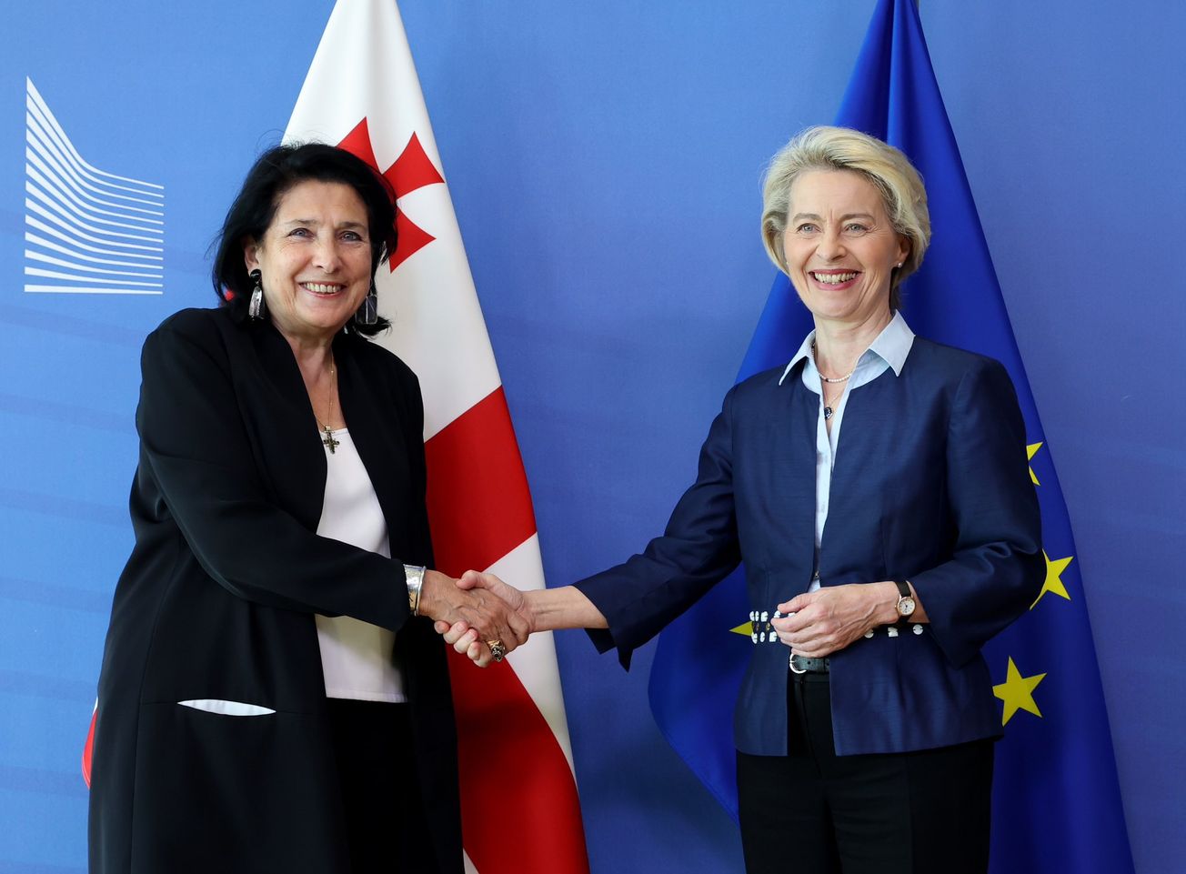 Президент Грузии обвинила правящую партию в использовании на парламентских выборах более $200 млн "черных денег" - СМИ