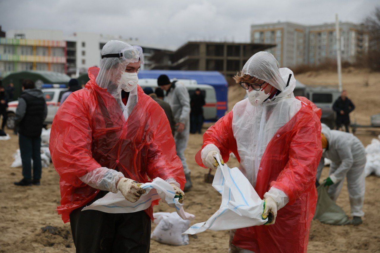 Зеленский высказался об экологической катастрофе в Черном море из-за разлива мазута из российских танкеров
