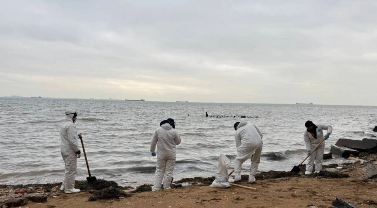 Участки загрязнения мазутом впервые обнаружены  в Евпатории на западе Крыма