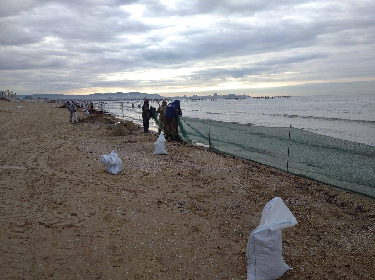 На Кубани тестируют новый способ защиты пляжей от загрязнения мазутом