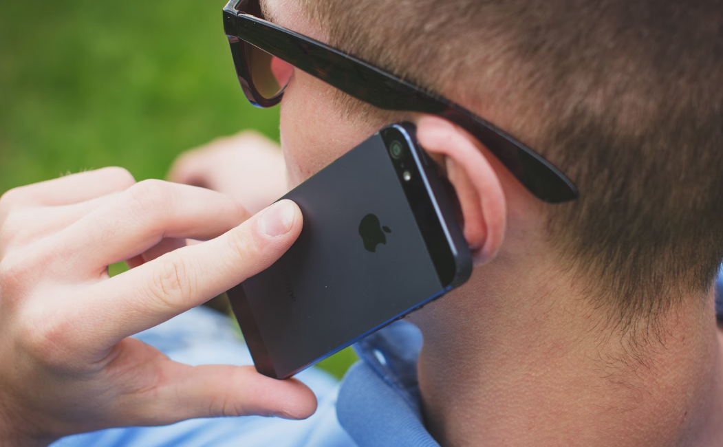 Путин поручил разработать меры блокировки звонков мошенников из-за границы