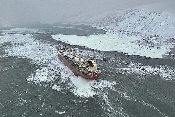На Сахалине село на мель китайское грузовое судно