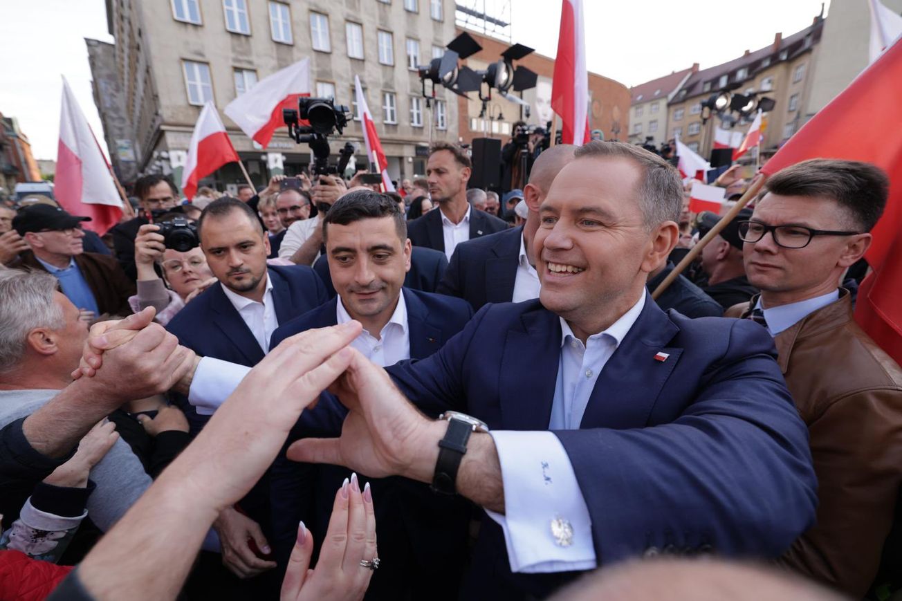В Польше на выборах президента победил правый кандидат Навроцкий, который критикует помощь Украине
