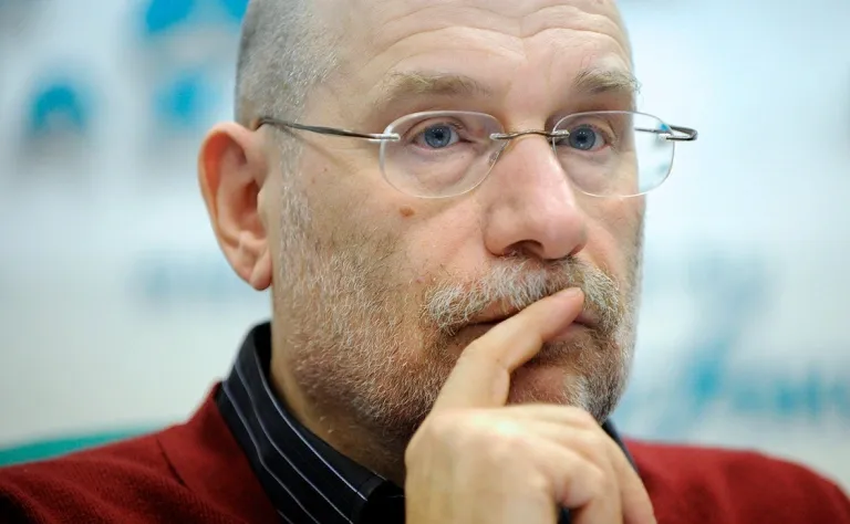 Российский суд заочно приговорил писателя Акунина к 14 годам заключения. Защита обжаловала приговор